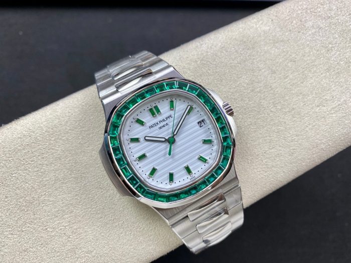 Patek Philippe Nautilus 5711 diamond-studded - Image 5