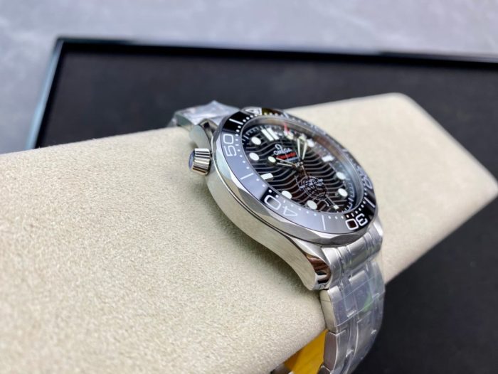 1:1 Superclone-OMEGA Seamaster Diver 300M 42mm (Black Dial seamaster) - Image 6